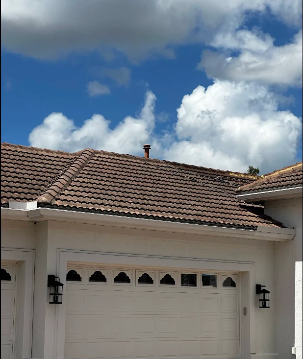 Completed roof cleaning in Bradenton